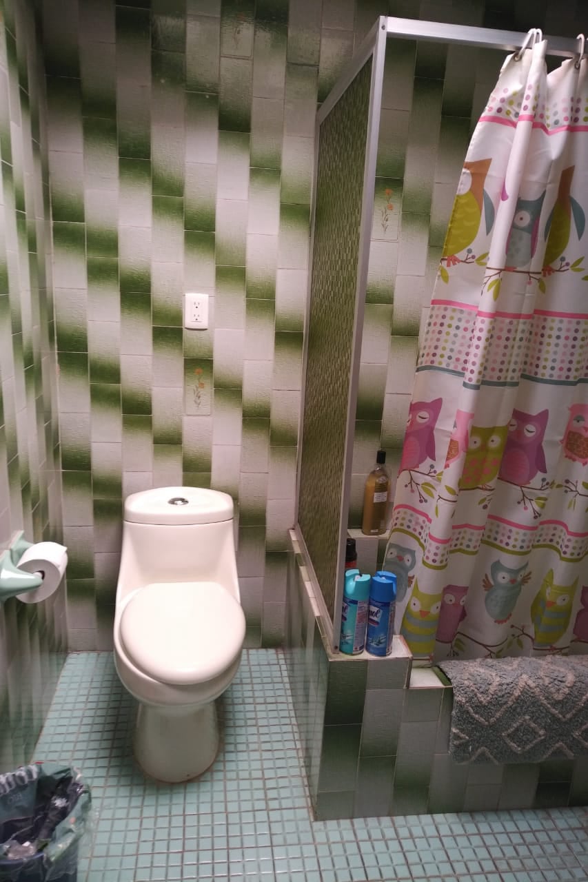 Baño completo con ventilación natural que da servicio a las recámaras secundarias.