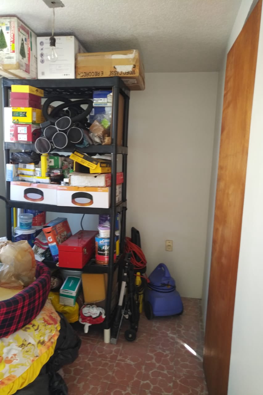 Vista adicional del cuarto de servicio mostrando su potencial como bodega o taller.