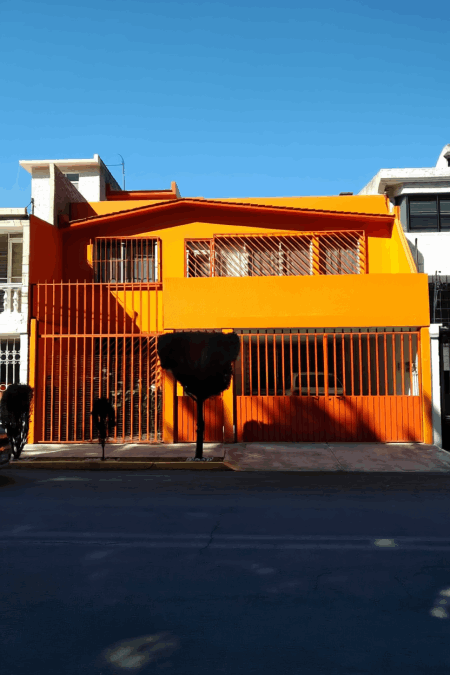 Fachada principal de la casa en venta en zona Metepec, con vista directa al parque arbolado.