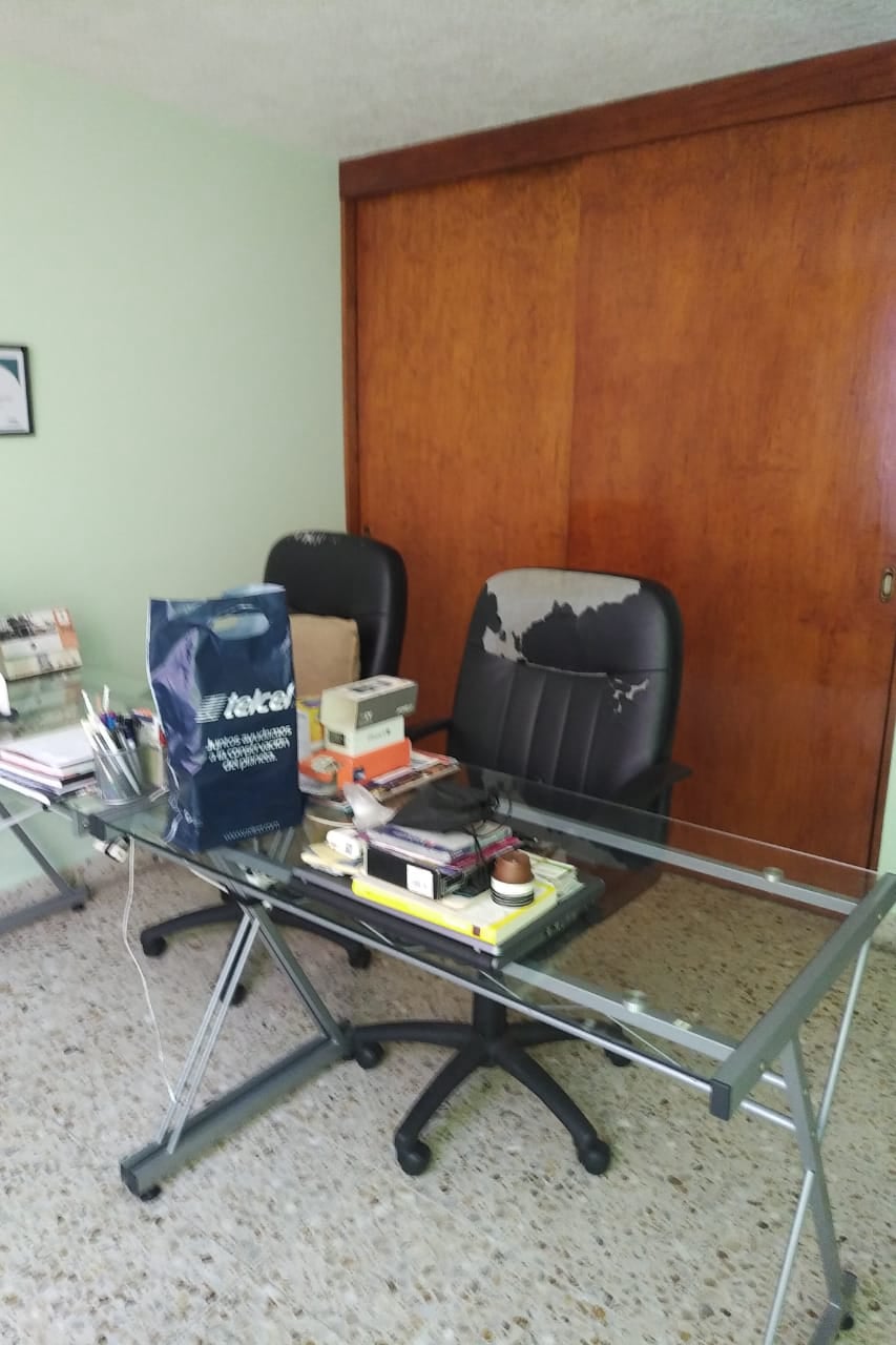 Quinta recámara en planta baja, ideal como oficina o estudio, con vista al exterior.