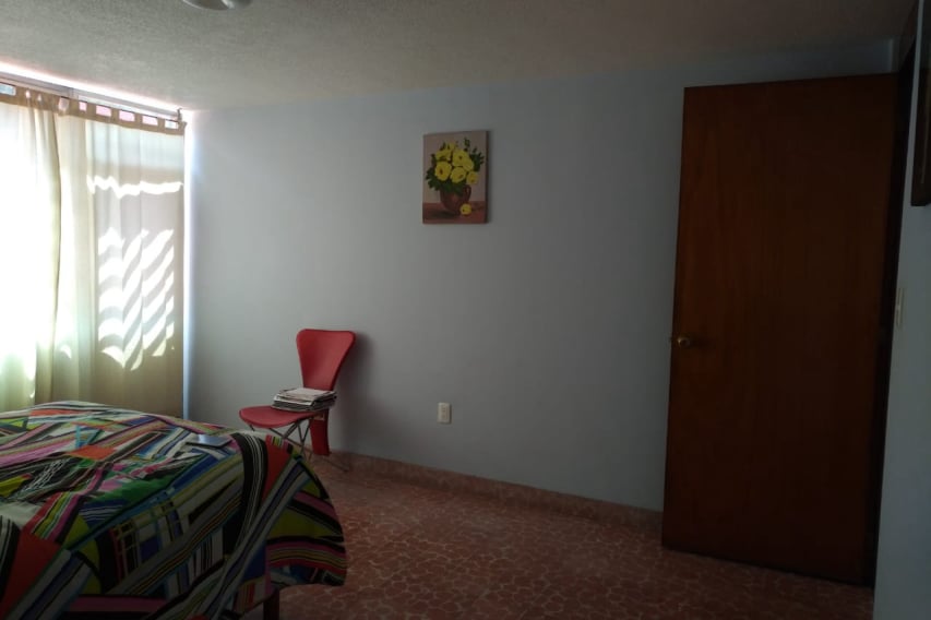 Recámara principal con espacio para cama King Size y balcón con vista al parque.